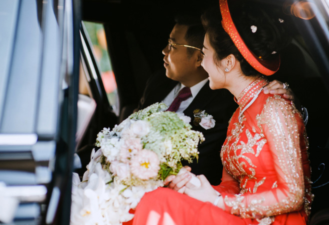 The bride wearing Ao Dai at her wedding ceremony