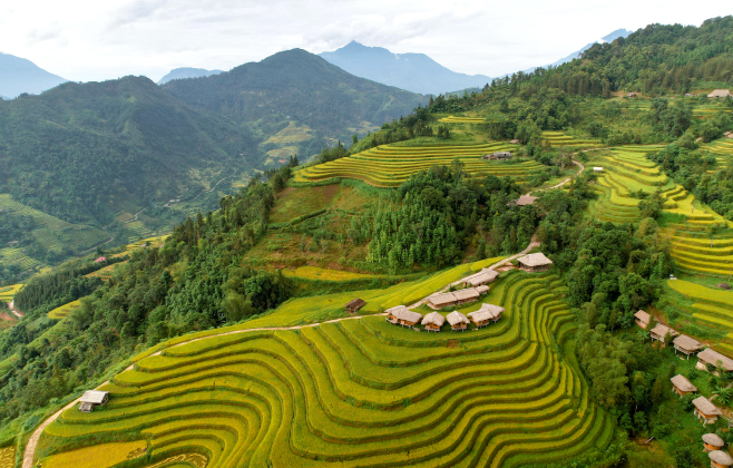 Travelers are captivated by the majestic scenery of Ha Giang province while trekking 
